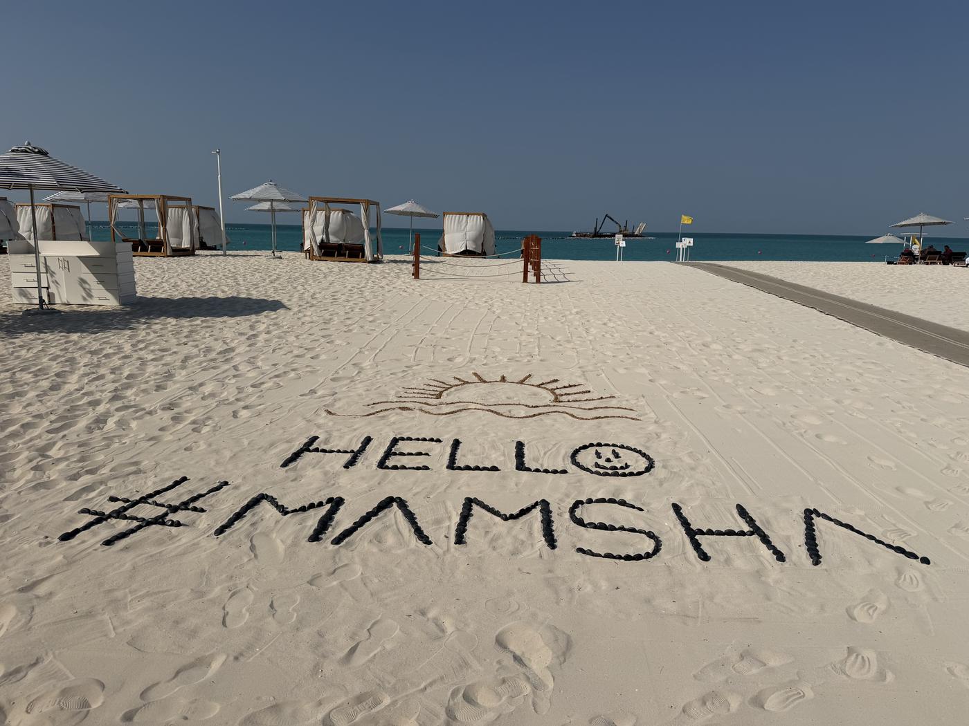 «Hello #Mamsha» in den Sand geschrieben
